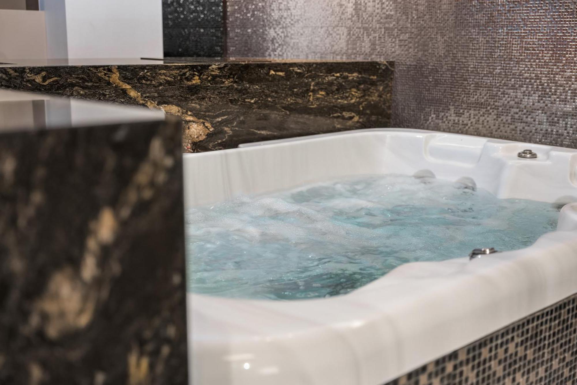 Secret Lounge - Cozy Studio with Sauna and Jacuzzi Wilna Exterior foto
